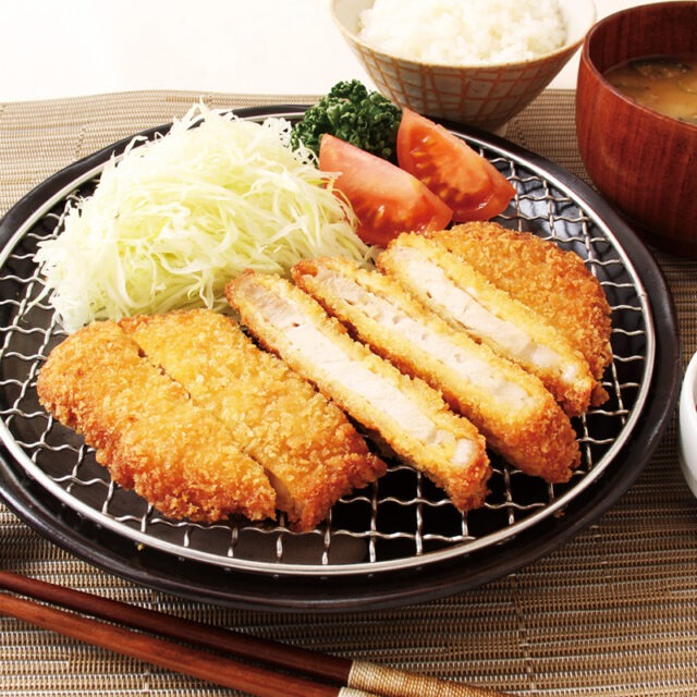 アニマルウェルフェアに取り組む“自然豚”を使用！国産小麦のパン粉を使用した冷凍のロースカツがコープ自然派オリジナル商品で新登場！サクっと揚げて食卓のメインに。