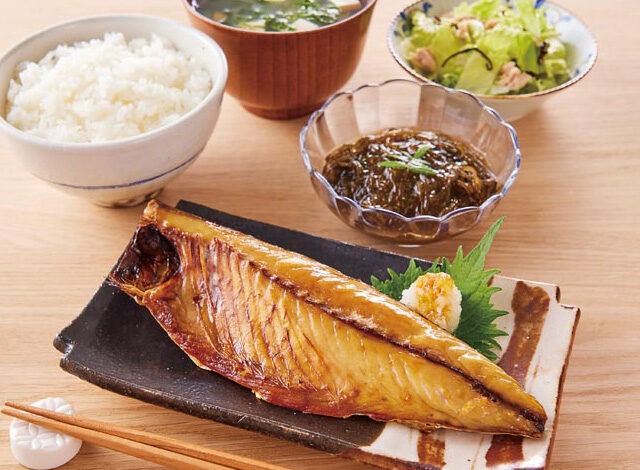 国産原料にこだわるプライベートブランド「自然派Style」から、九州で水揚げされた真あじ、さばの天日干しが新登場。