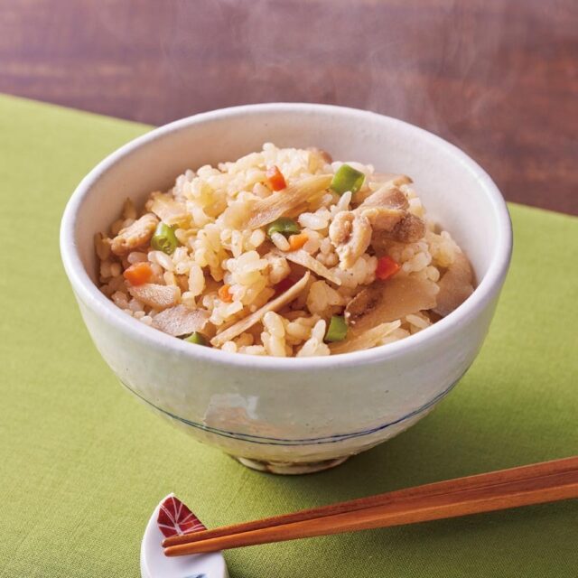 国産大麦入りの和風炊き込みごはん“鶏ごぼうめし”が新登場！国産原料にこだわるプライベートブランド「自然派Style」の冷凍食品に仲間入りしました。